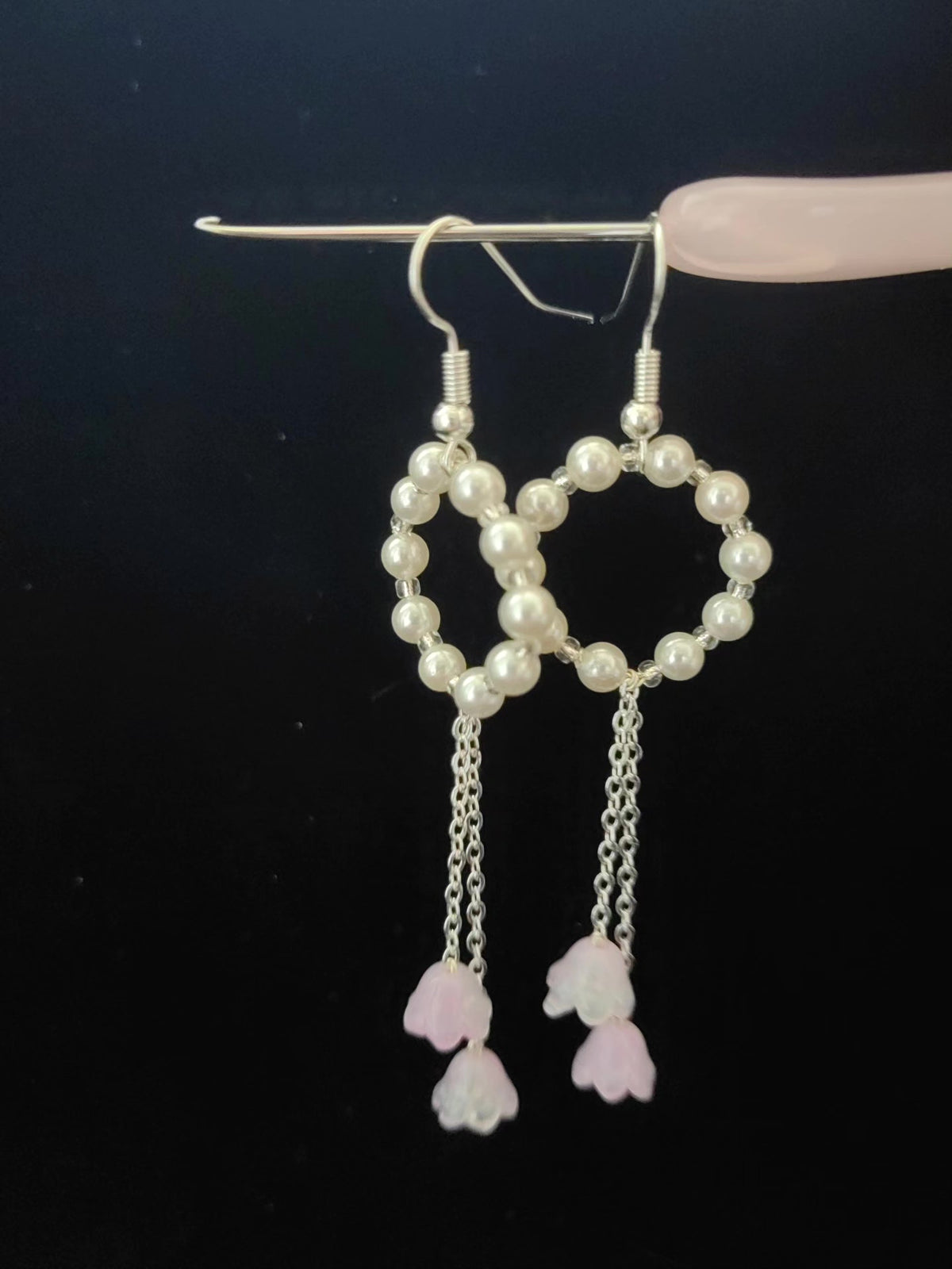 Pendientes colgantes de perlas y lirio de los caminos