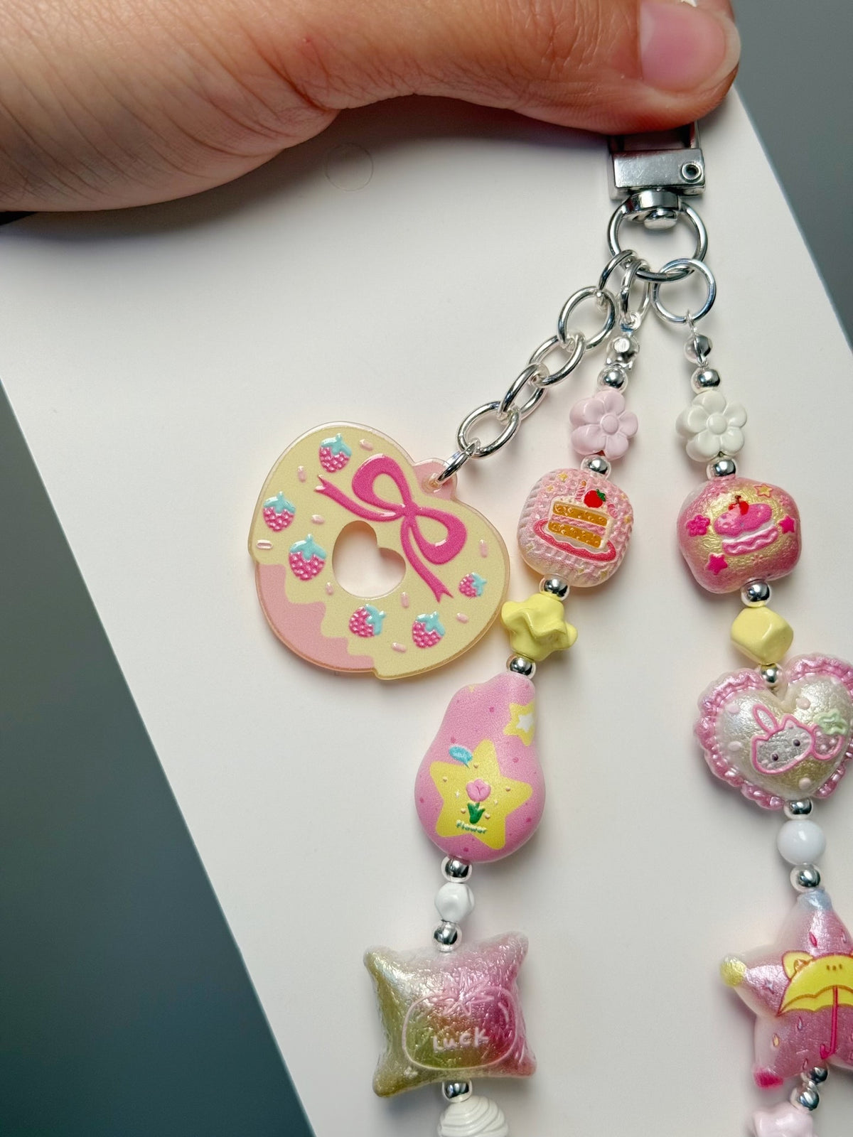 Llavero y correa para móvil con cuentas kawaii rosa