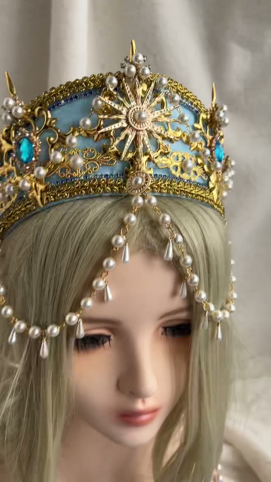 Coiffe couronne en filigrane doré et perles bleues