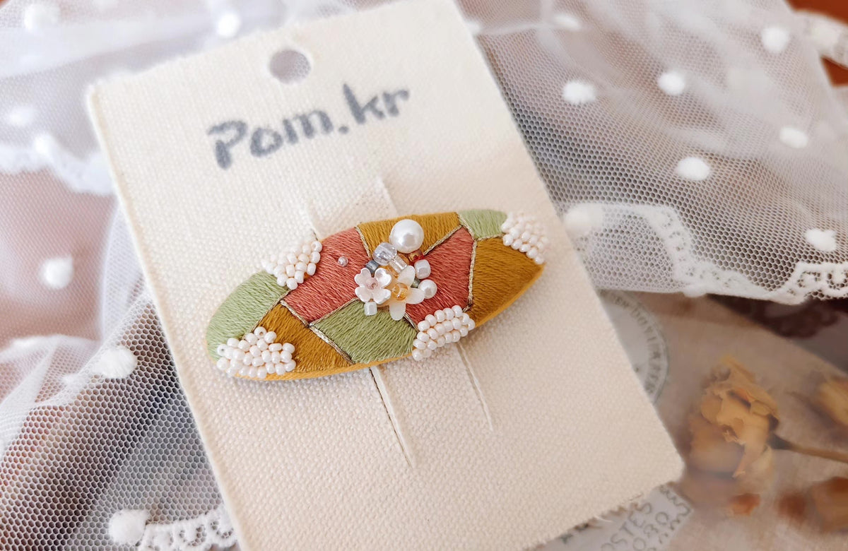 Pinza para el pelo almendrada bordada con perlas