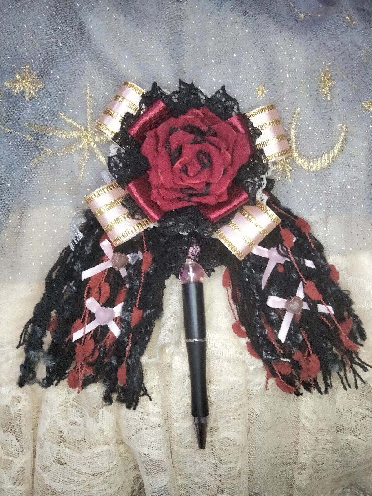 Stylo décoratif fait à la main avec tête de poupée sculptée