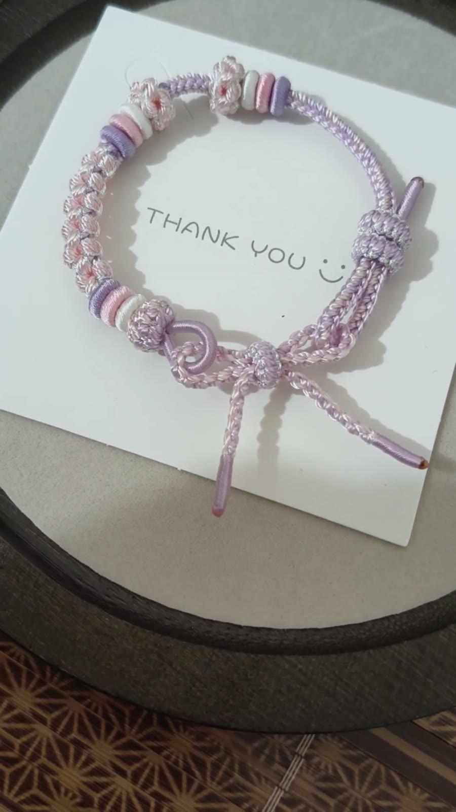 Braccialetto con fiori in sfumature rosa e bianco fatto a mano