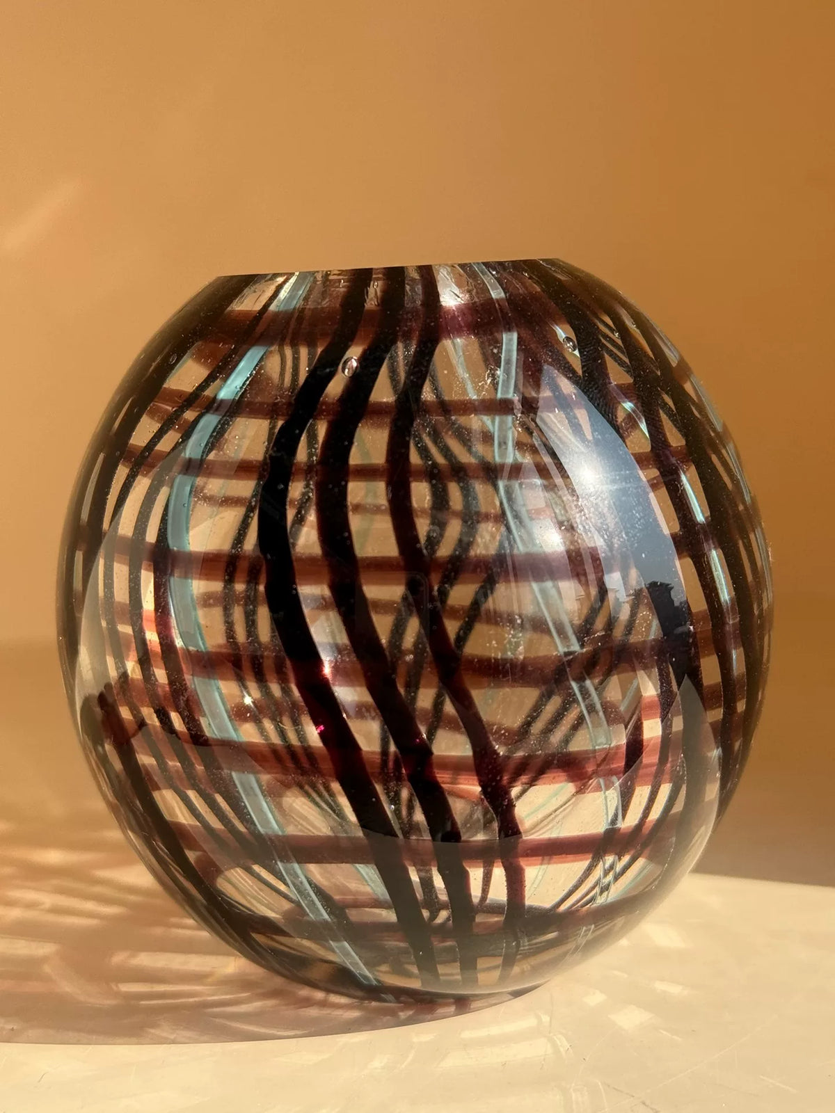 Vintage Glasvase mit violett-blauen Linien