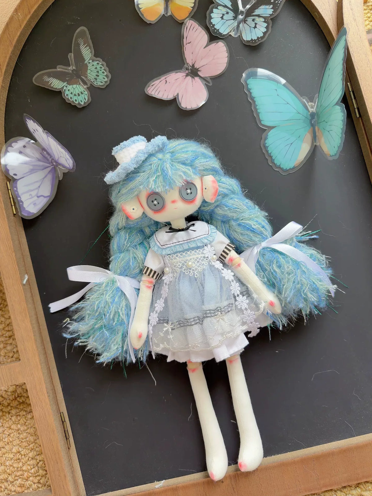 Handgefertigte blaue Garnzopf-Kunstpuppe