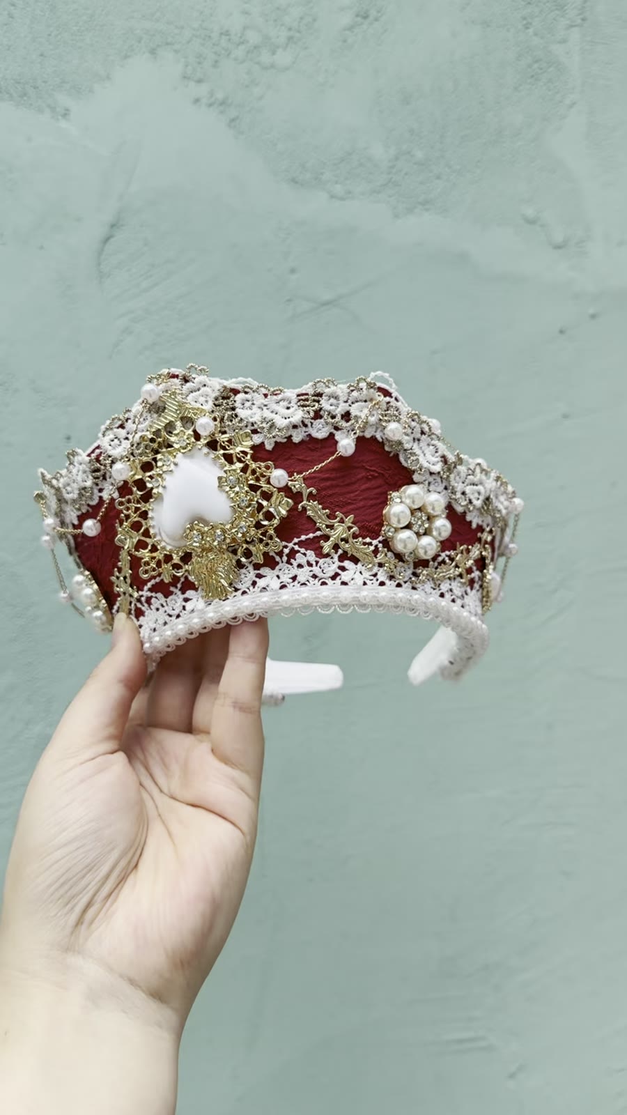 Coroa Tudor Vitoriana Vermelha com Renda