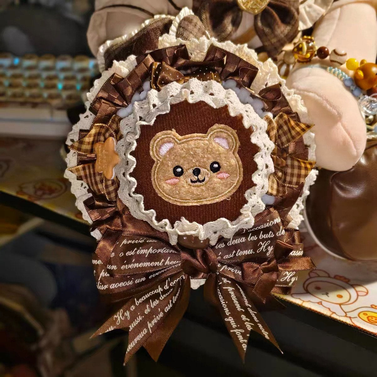 Broche Roseta Lolita Castanho com Laço e Urso