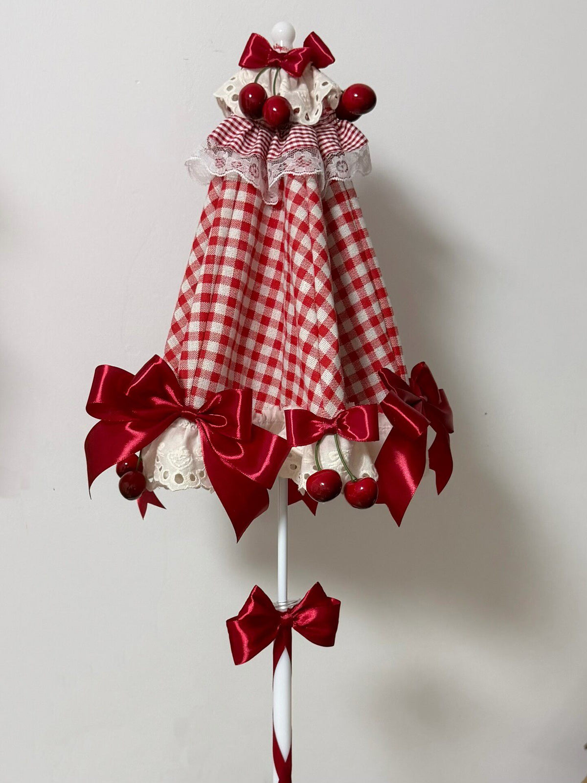 Handgefertigter roter Gingham-Lolita-Sonnenschirm mit Kirschdekor