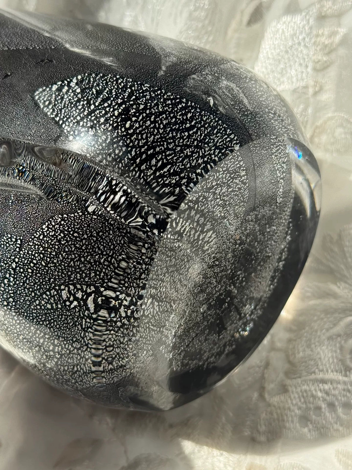 Vase en verre vintage avec feuille argentée et noire