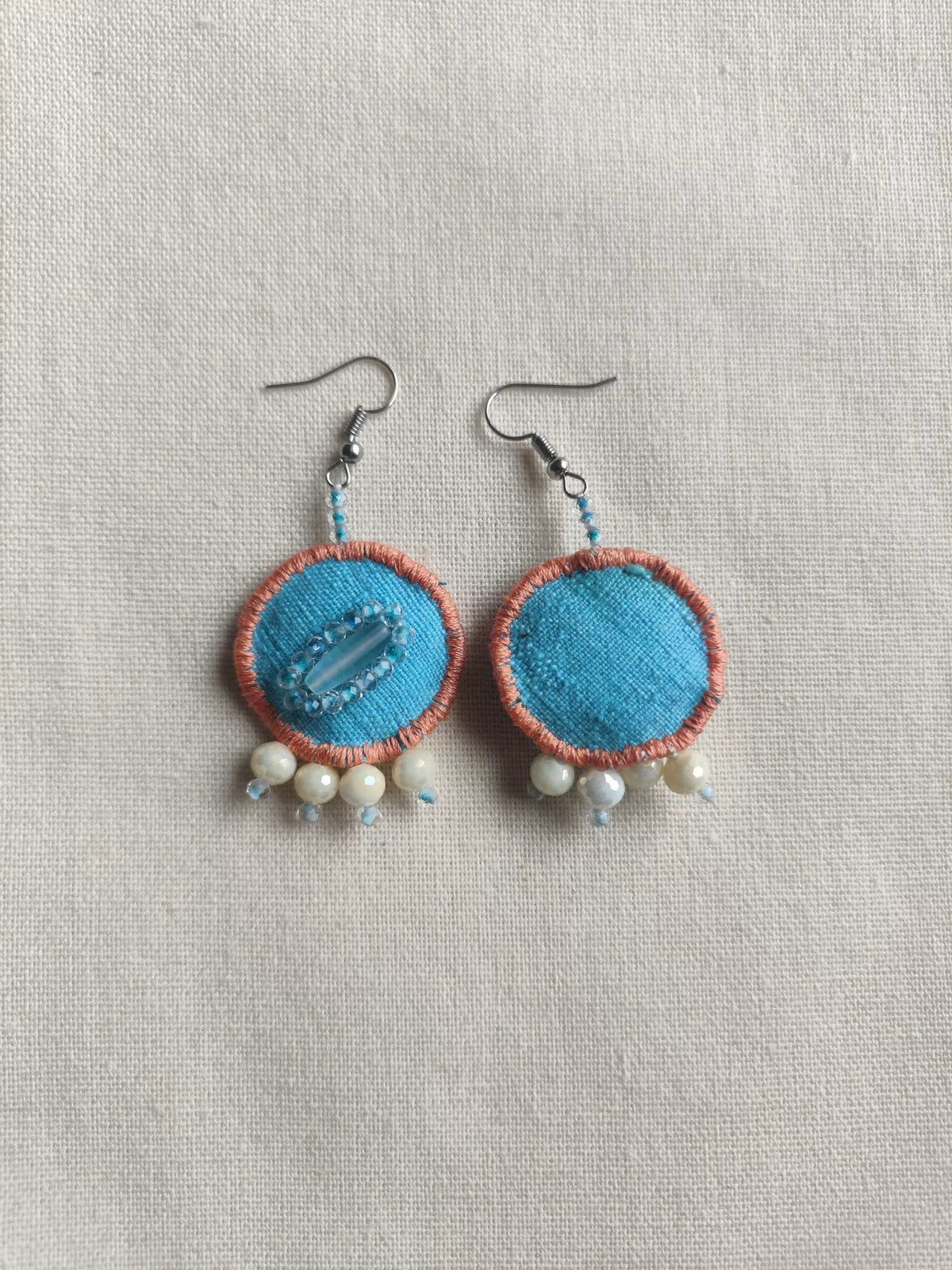 Boucles d'oreilles artisanales en tissu bleu et perles à franges