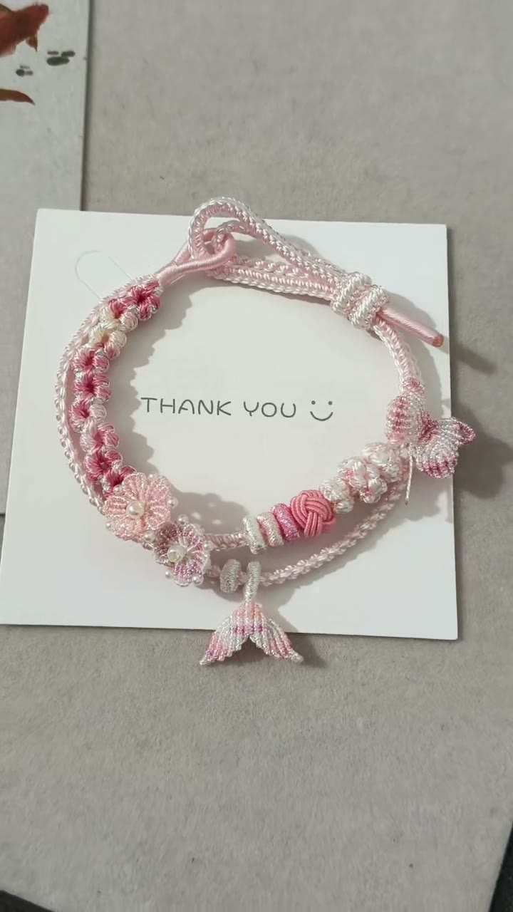 ハンドメイド ピンクグラデーション編みブレスレット フラワーチャーム付き
