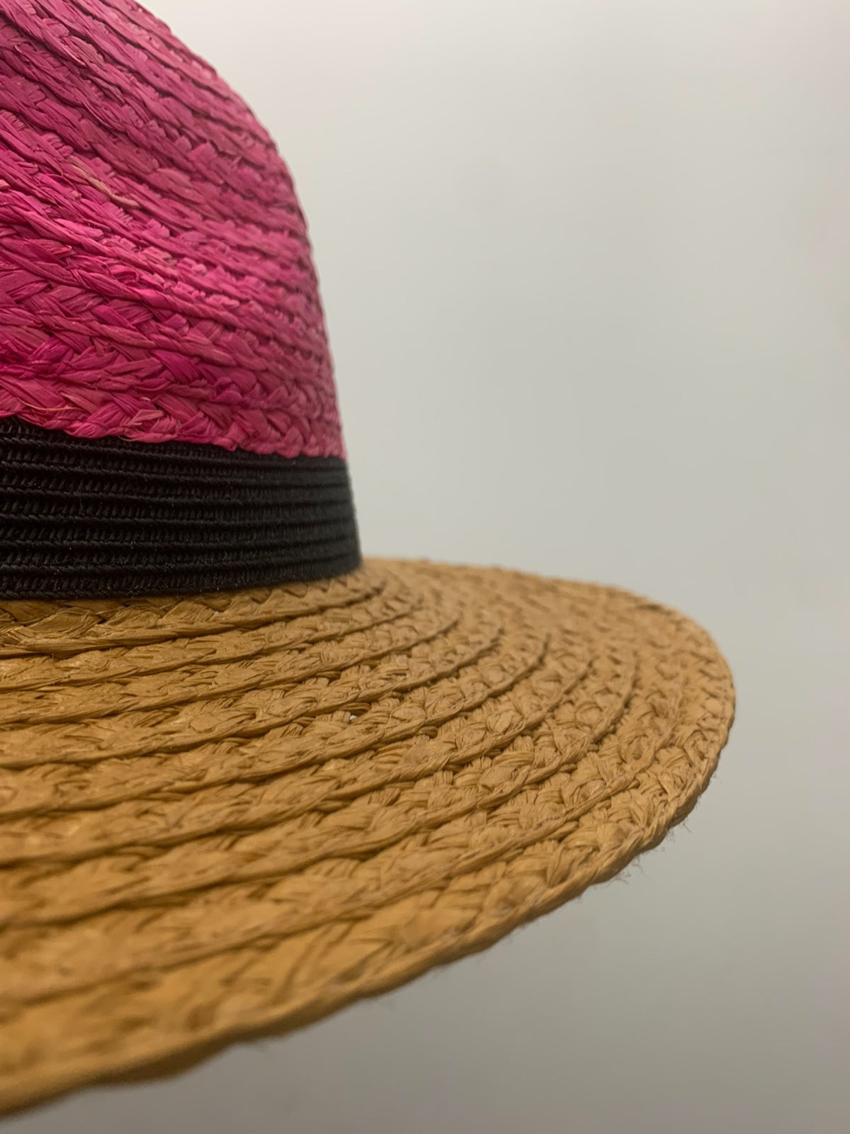 Cappello da sole in rafia magenta con fascia nera