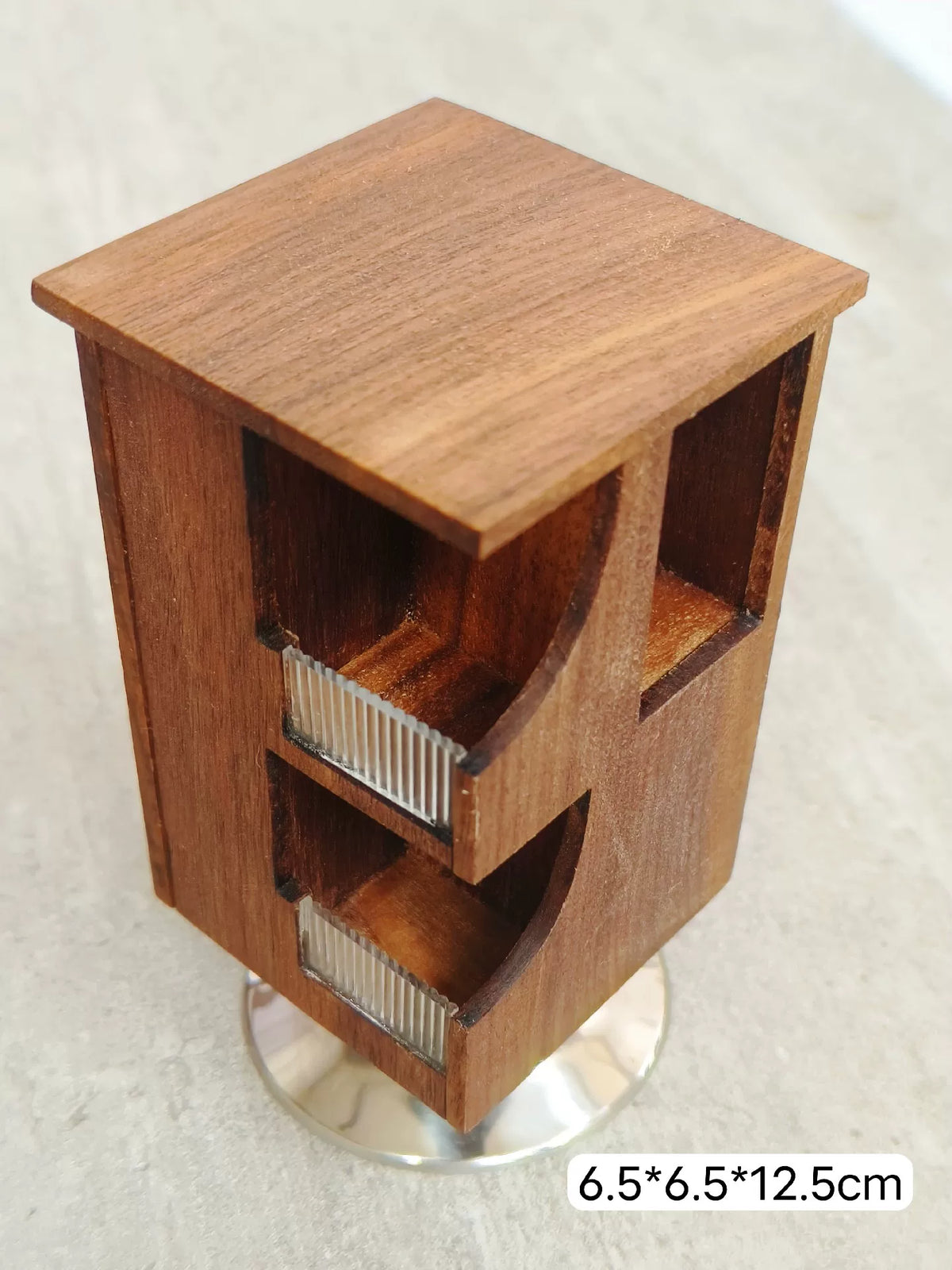 Meuble miniature rotatif en noyer à l'échelle 1:12