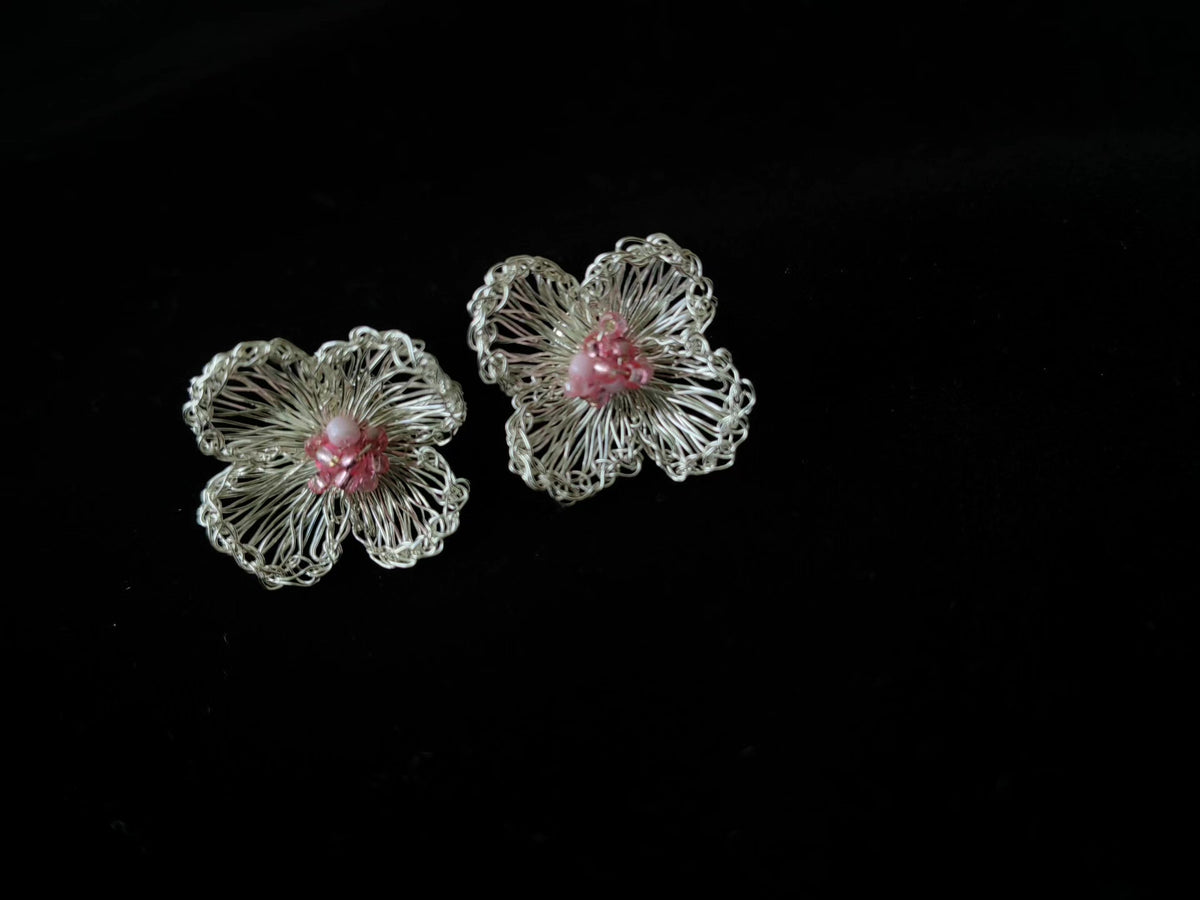 Brincos de Flor em Fio Prateado Crochet à Mão