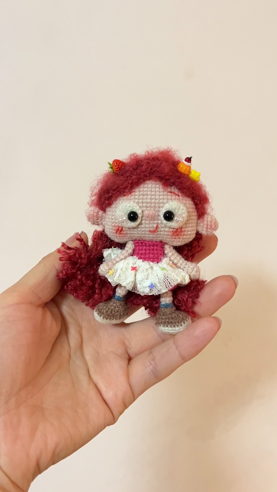 Poupée au crochet petite fille laine 9 cm
