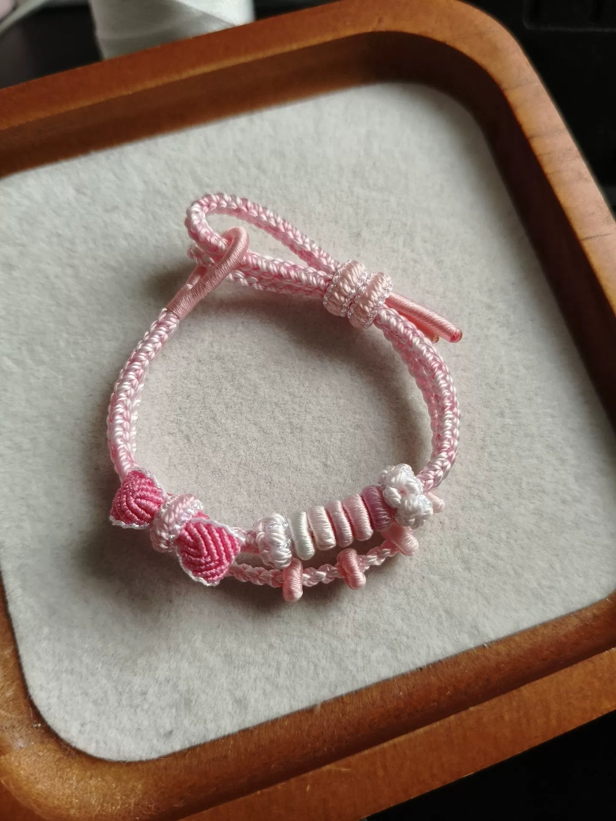 Handgegewebtes Kordarmband in Pink-Weiß-Verlauf