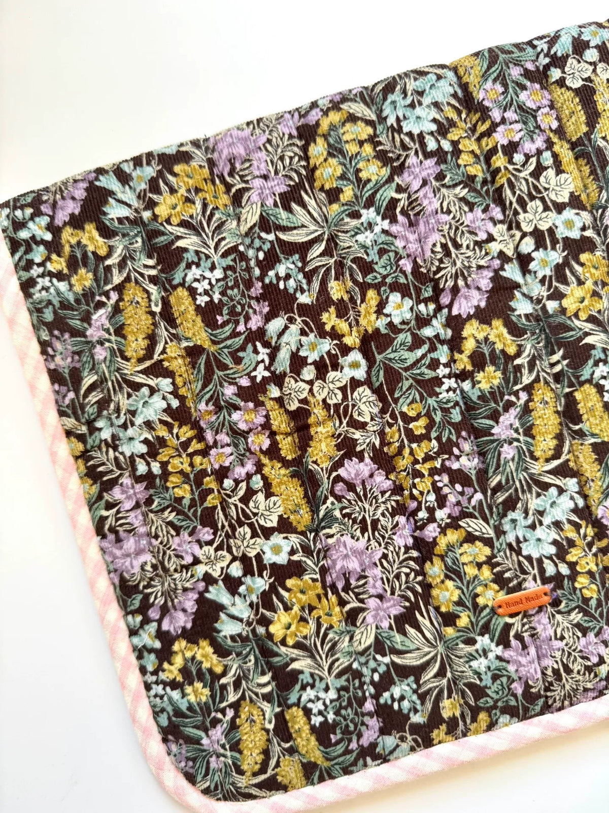 Gewatteerd stoffen etui met cordwe bloemen en katten