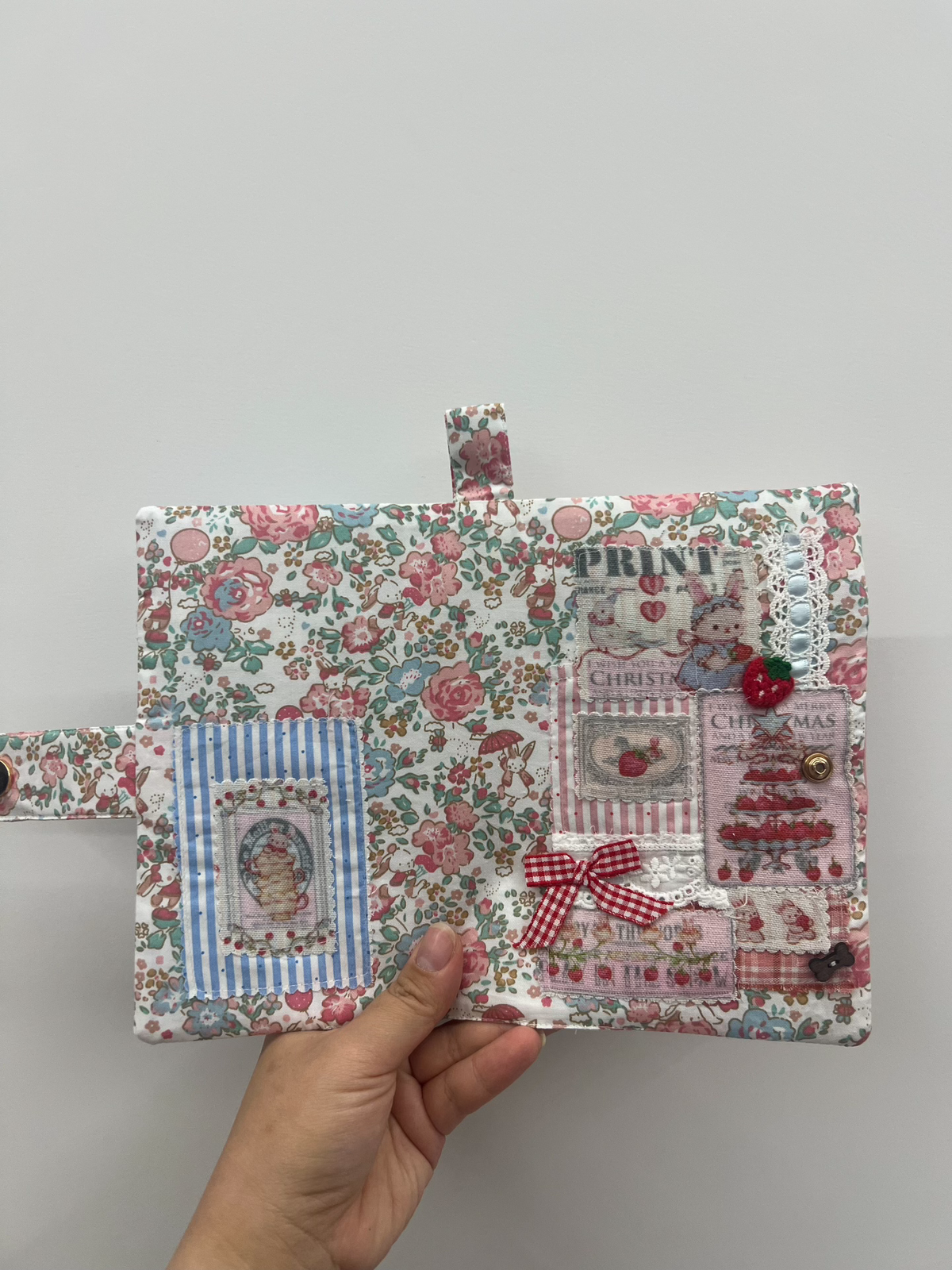 Funda de tela para libreta A6 con patchwork de conejos y fresas