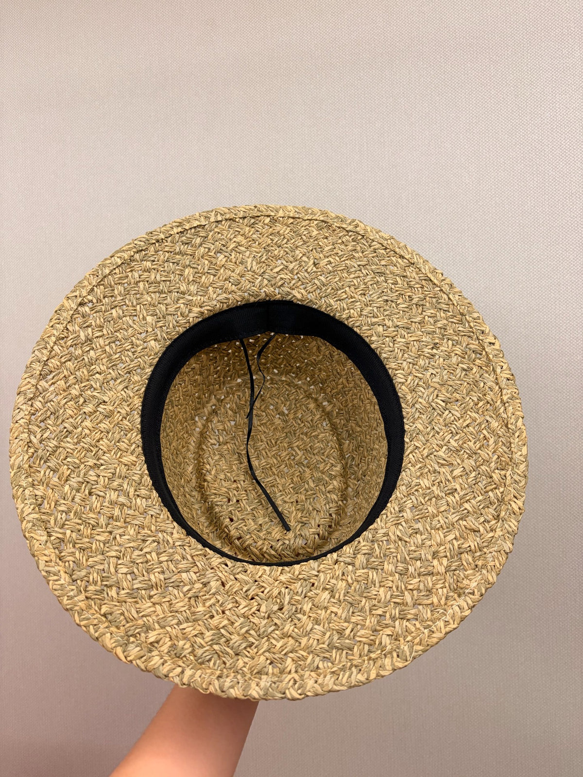 Cappello in paglia intrecciato a mano a tesa larga e calotta piatta
