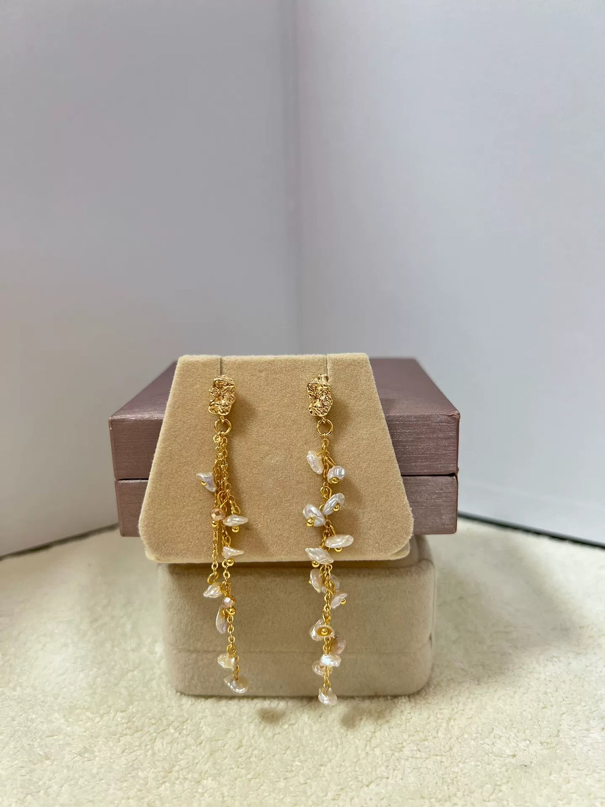 Brincos Pendentes de Corrente Dourada e Pérola de Água Doce