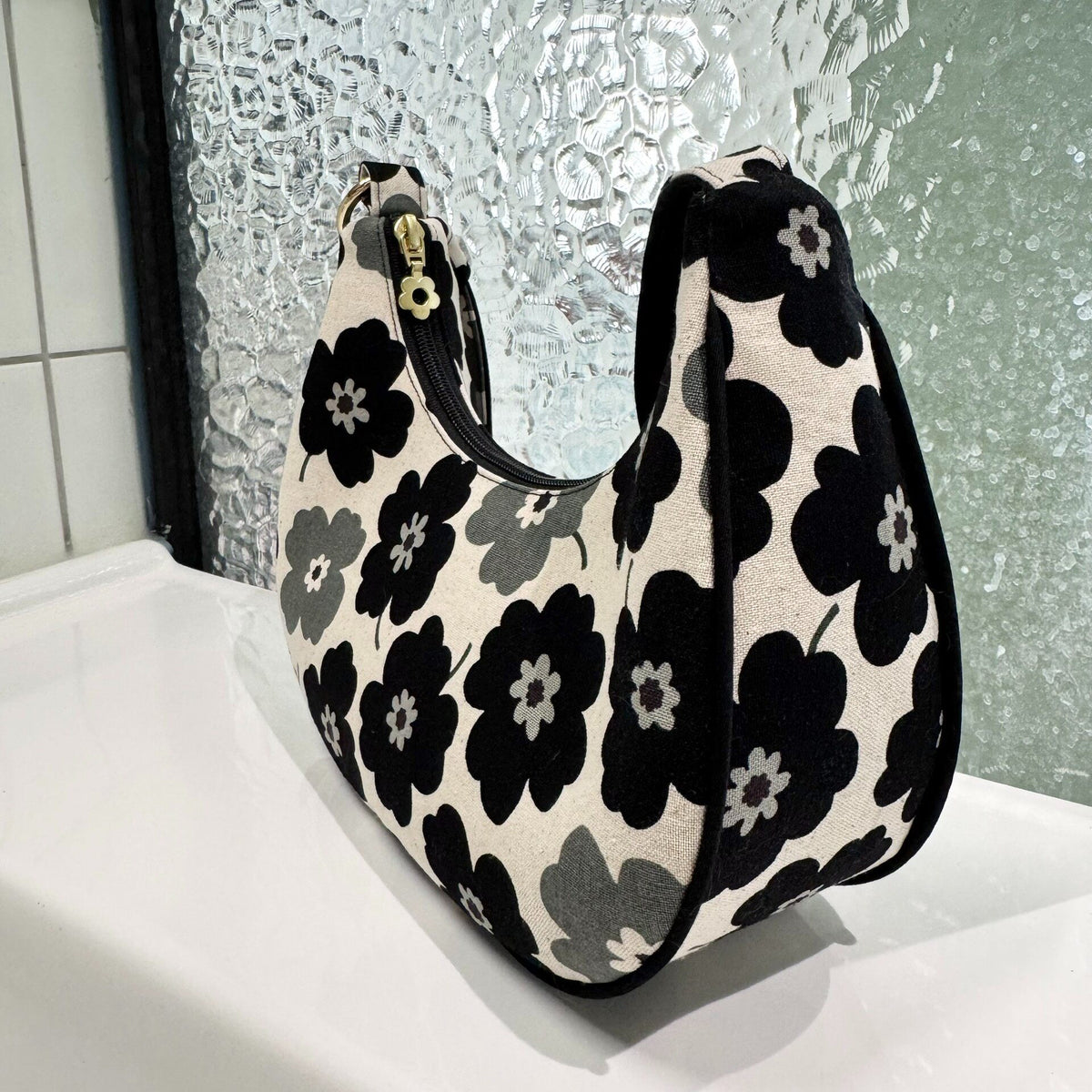 Mala Meia-Lua Artesanal Floral Preto e Cinza