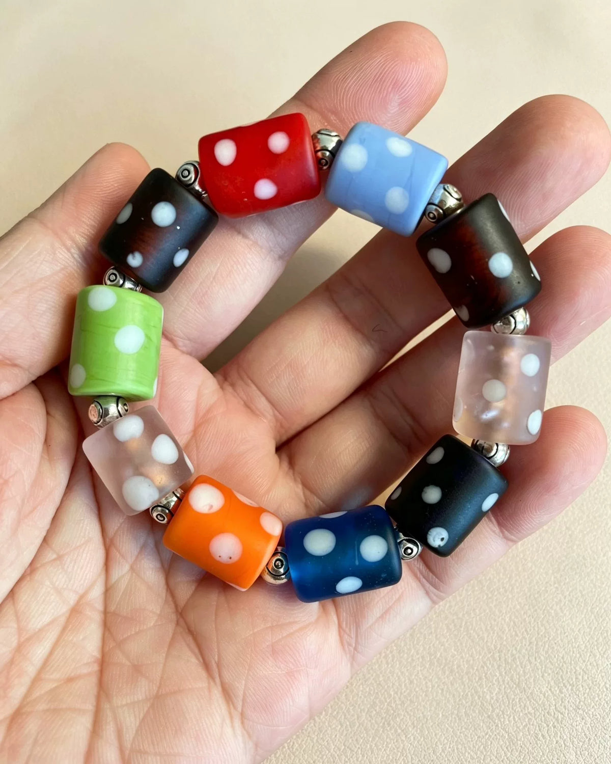 Bracelet extensible en perles de verre mat à pois blancs