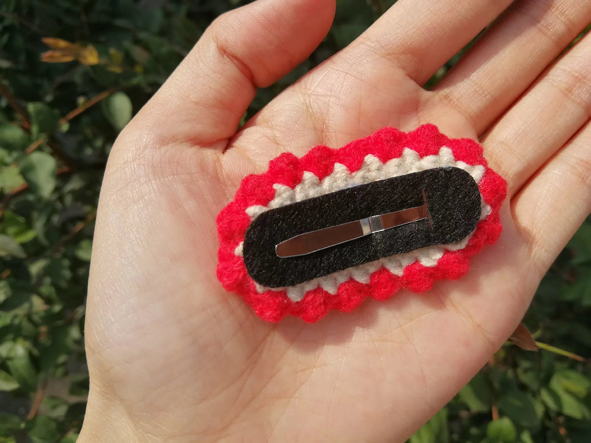 Pin para el pelo de ganchillo con lazo rojo hecho a mano