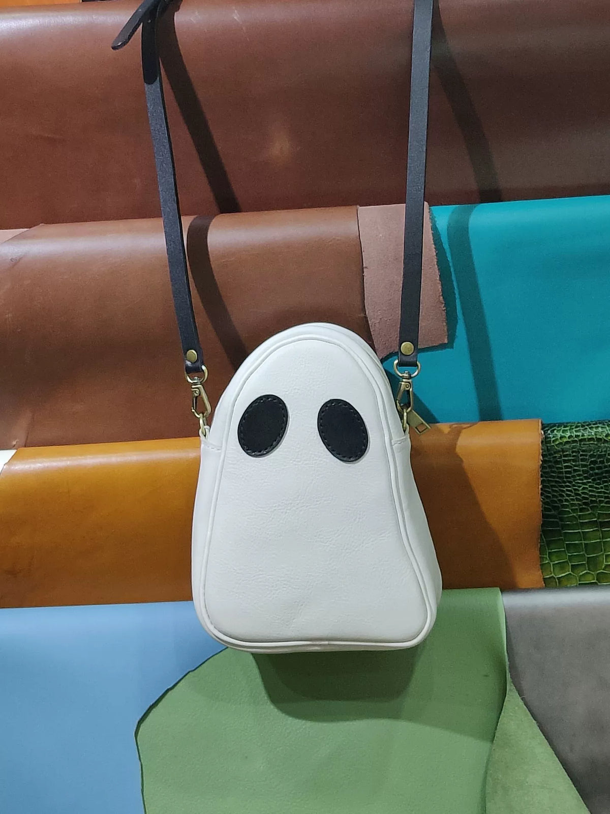 Crossbody-Tasche in Geisterform aus weißem Leder
