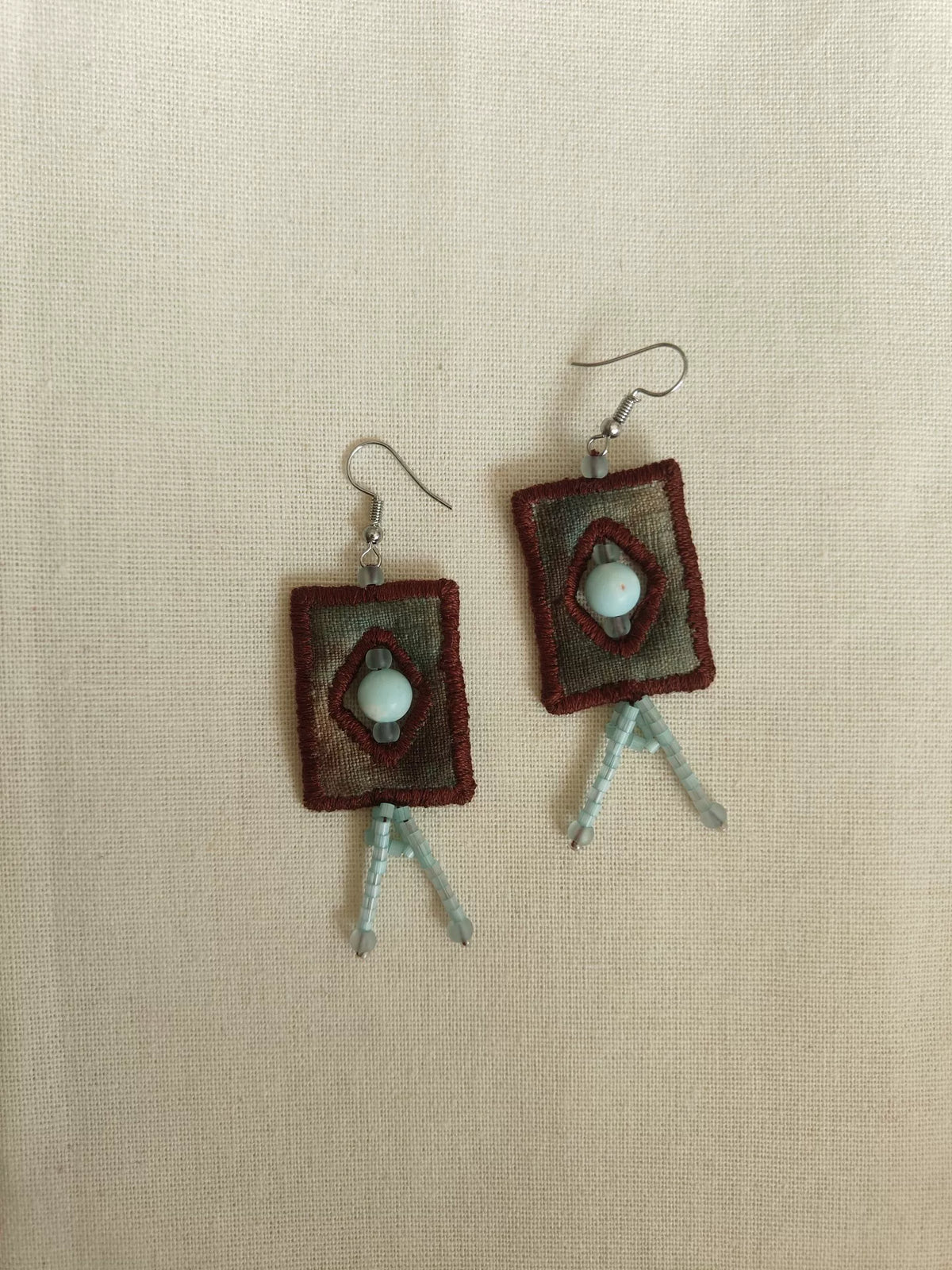 Pendientes Artesanales de Tela Borla Verde con Cuentas
