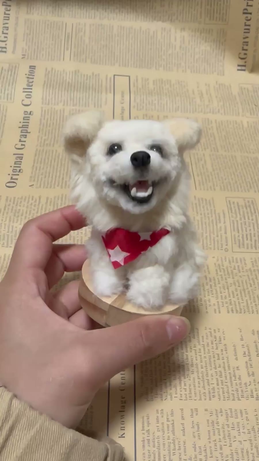 Handgjord vit hundfigur på träbas