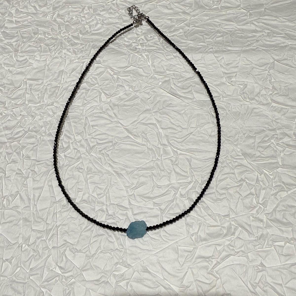 Collier Pendentif en Aigue-marine Brute avec Perles de Spinelle Noire