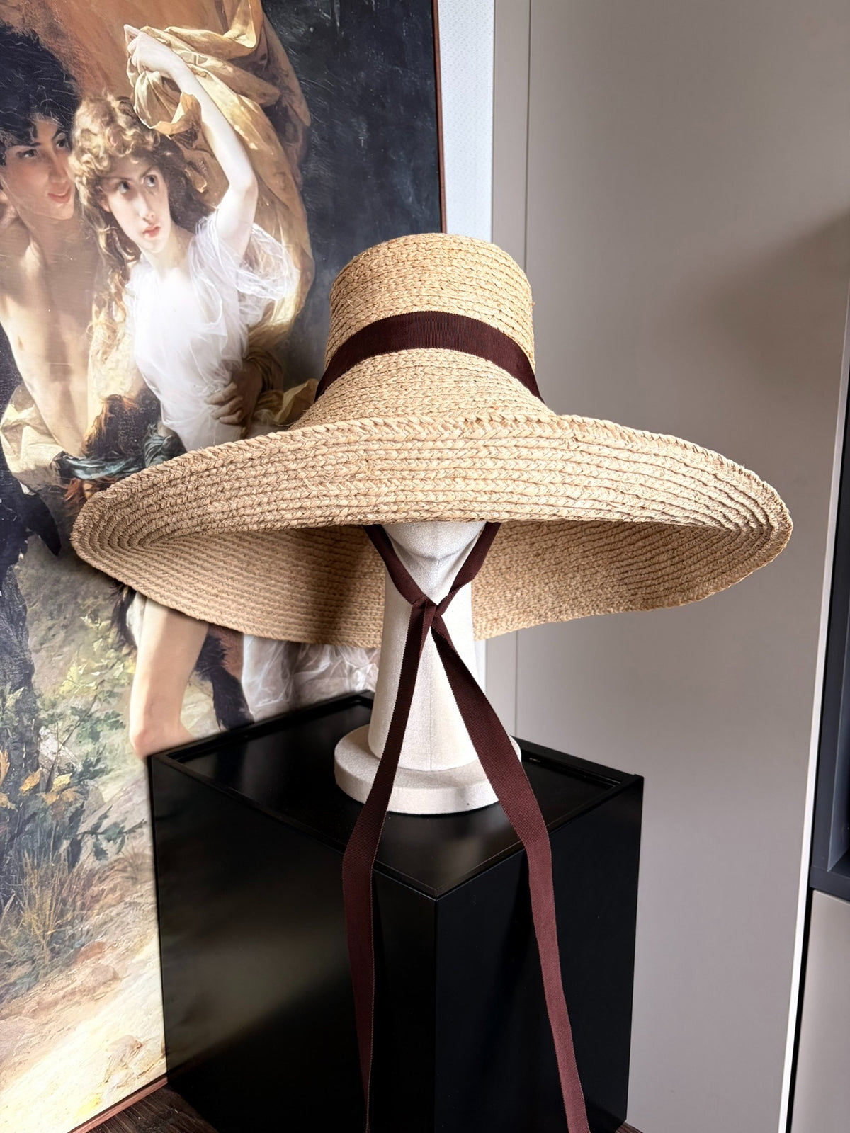 Chapeau de soleil oversize en paille de raphia avec ruban brun