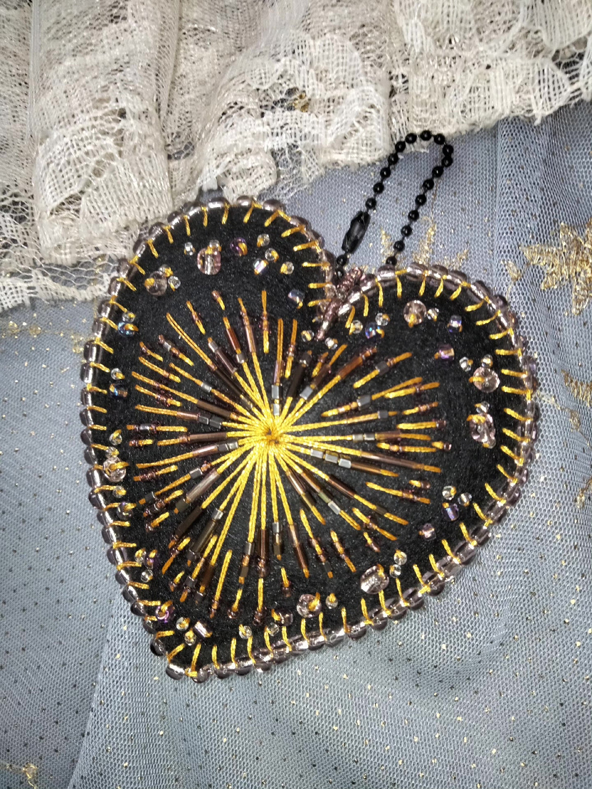 Pendentif cœur en feutre noir et perles