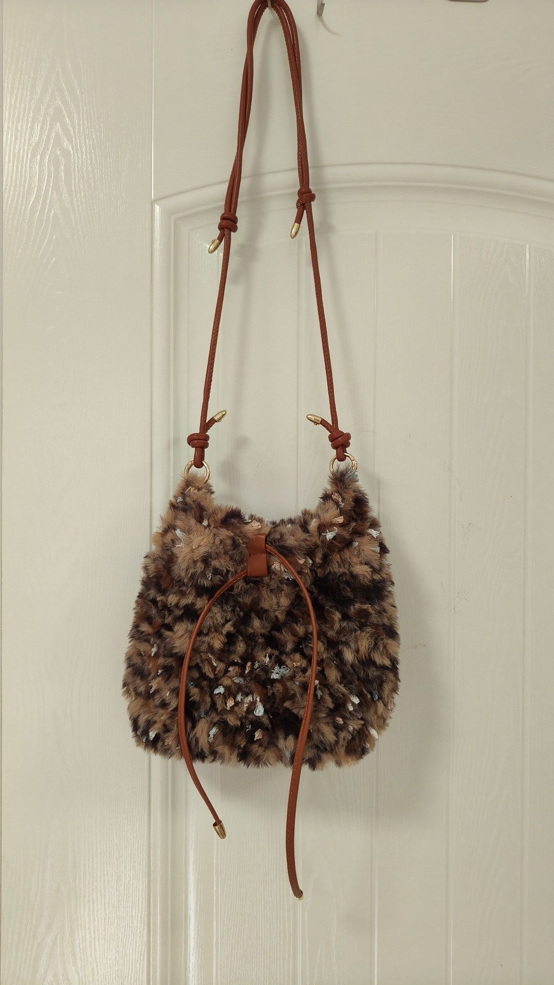 Bucketbag van nepbont met luipaardprint