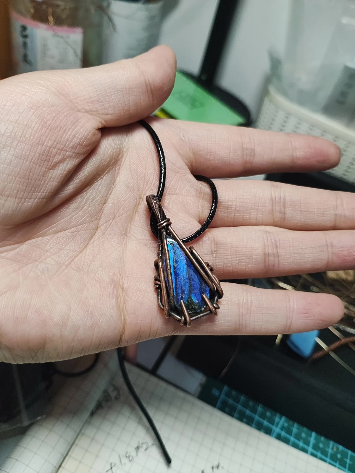 Colgante de labradorita azul y alambre de cobre