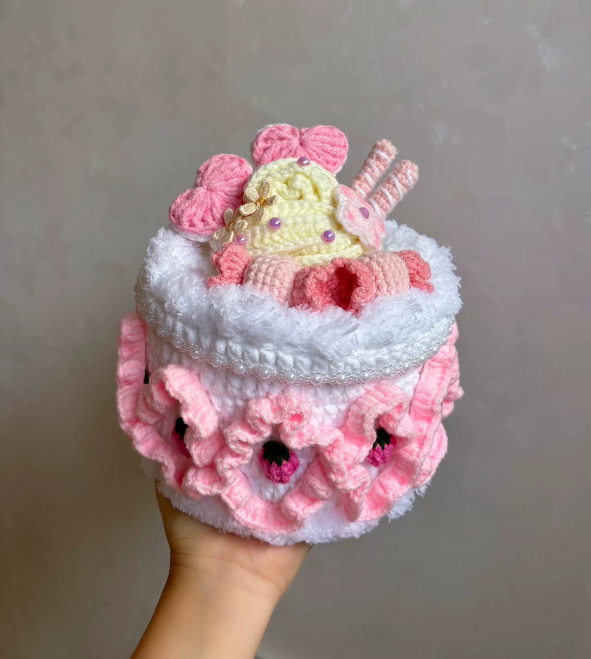 Contenitore all'uncinetto a forma di Torta alle Fragole