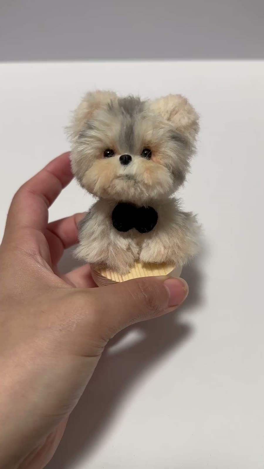 Estatueta de Peluche Yorkshire Terrier com Base de Madeira