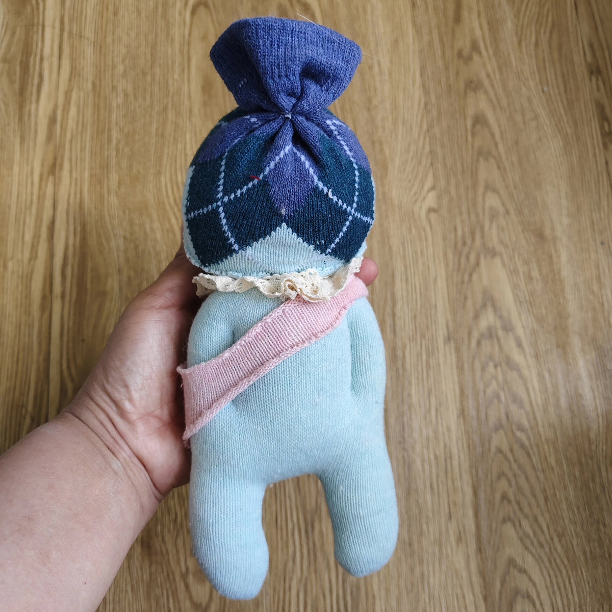 Handgefertigte Sockenpupe mit blauem Mütchen