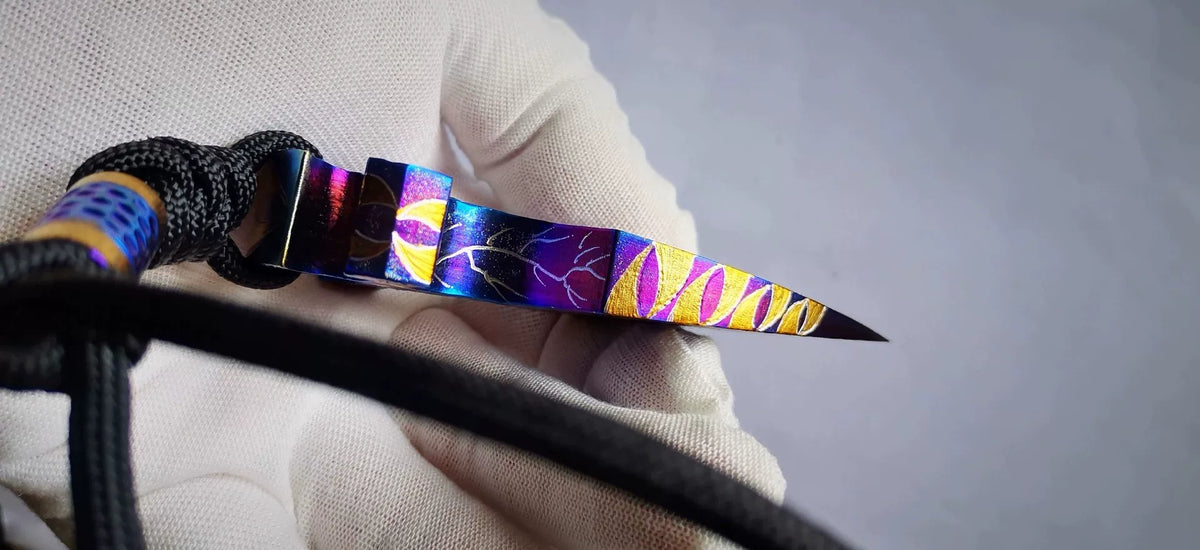 Anodiserat yxhänge i titan med flätat band
