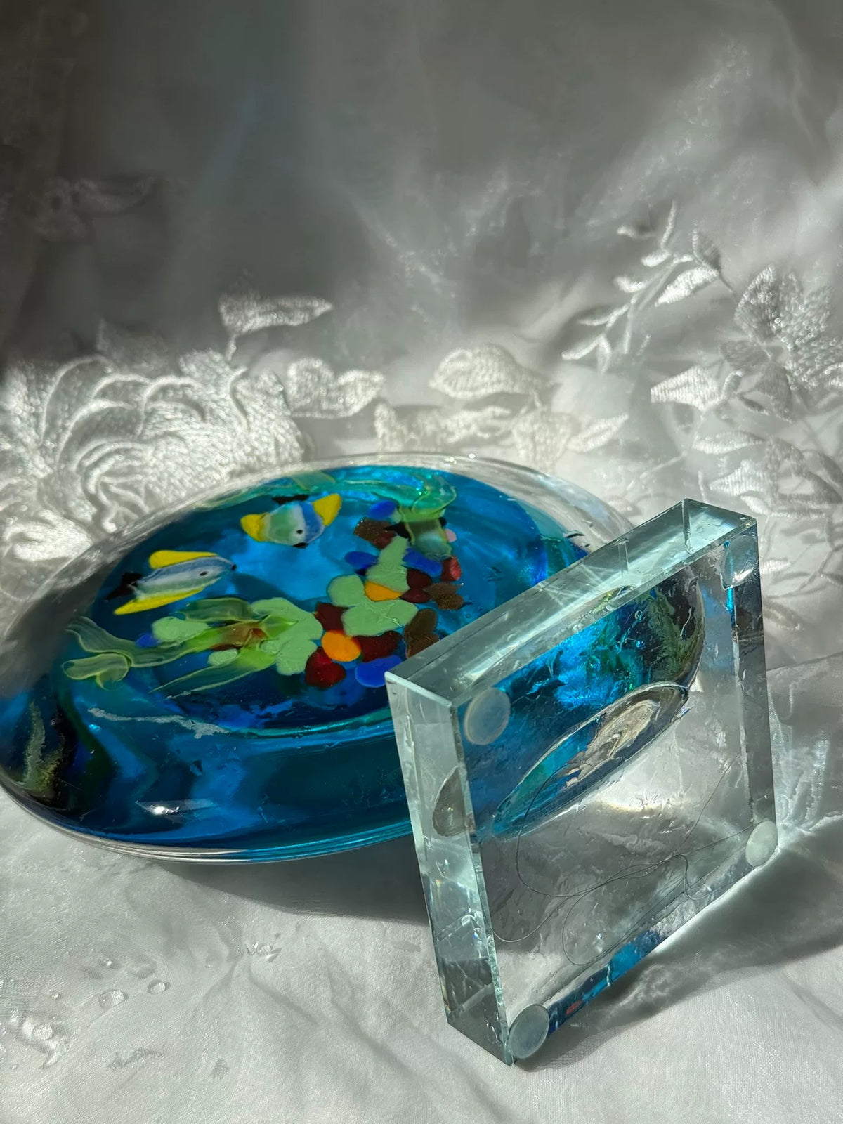Presse-papier en verre avec scène de poissons bleus