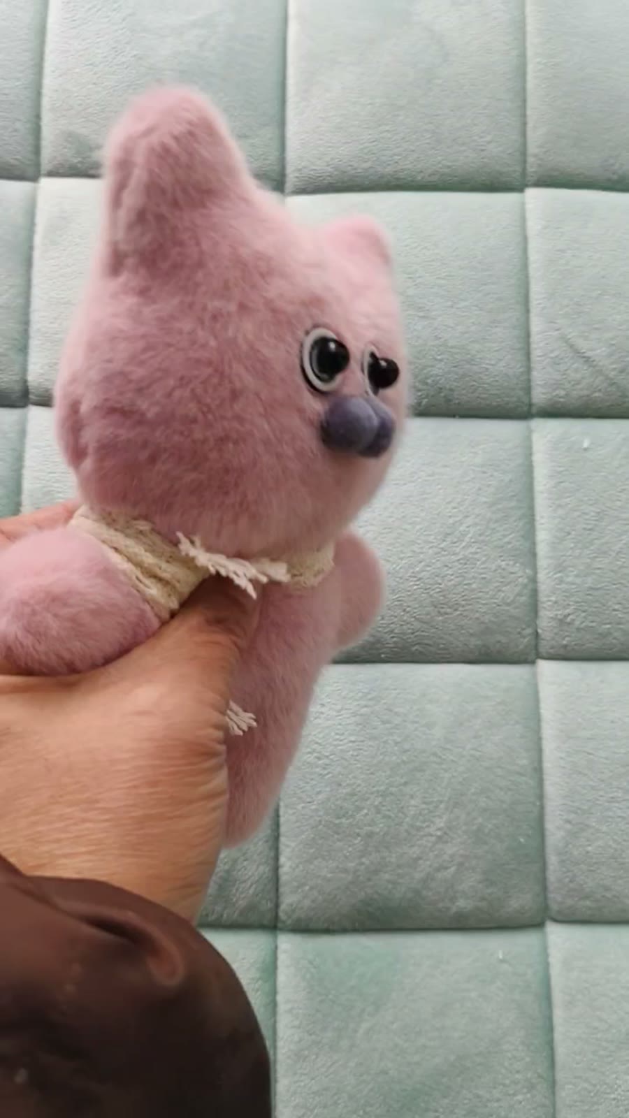 Handsydd rosa mjukiskkatt med pipa