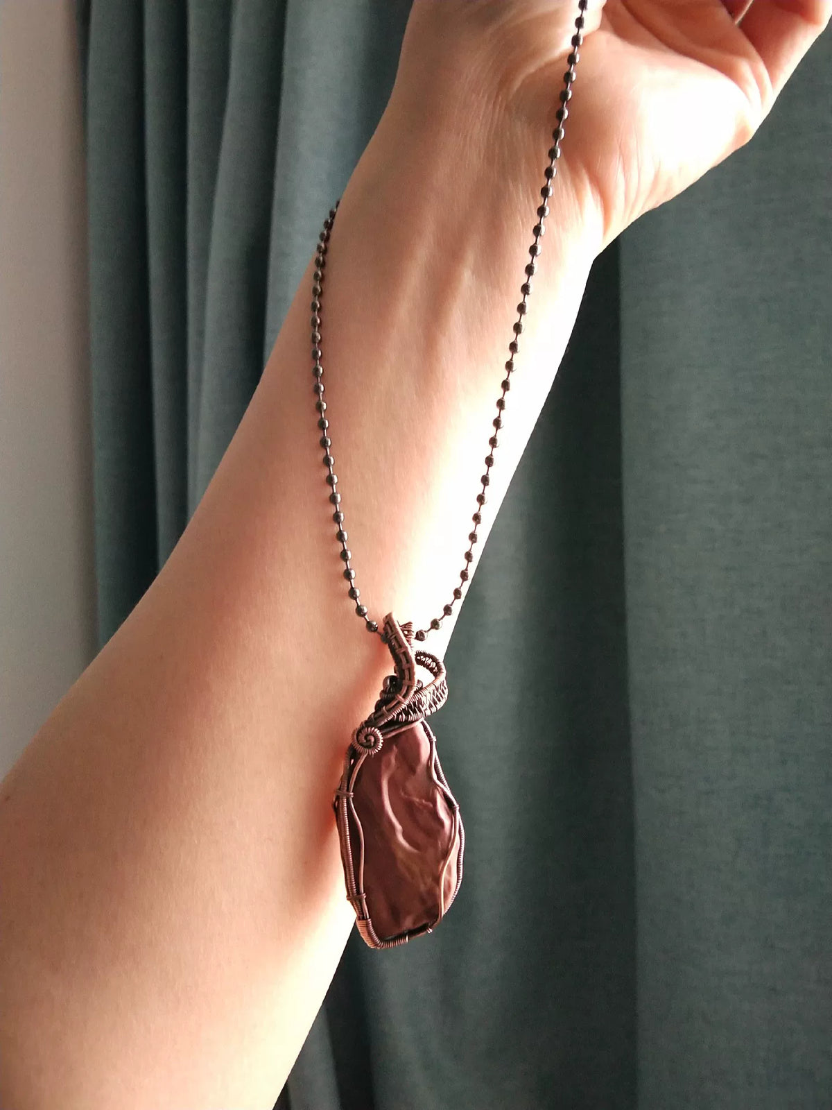Colar de Fio de Cobre e Pedra Gobi Vermelha Alashan