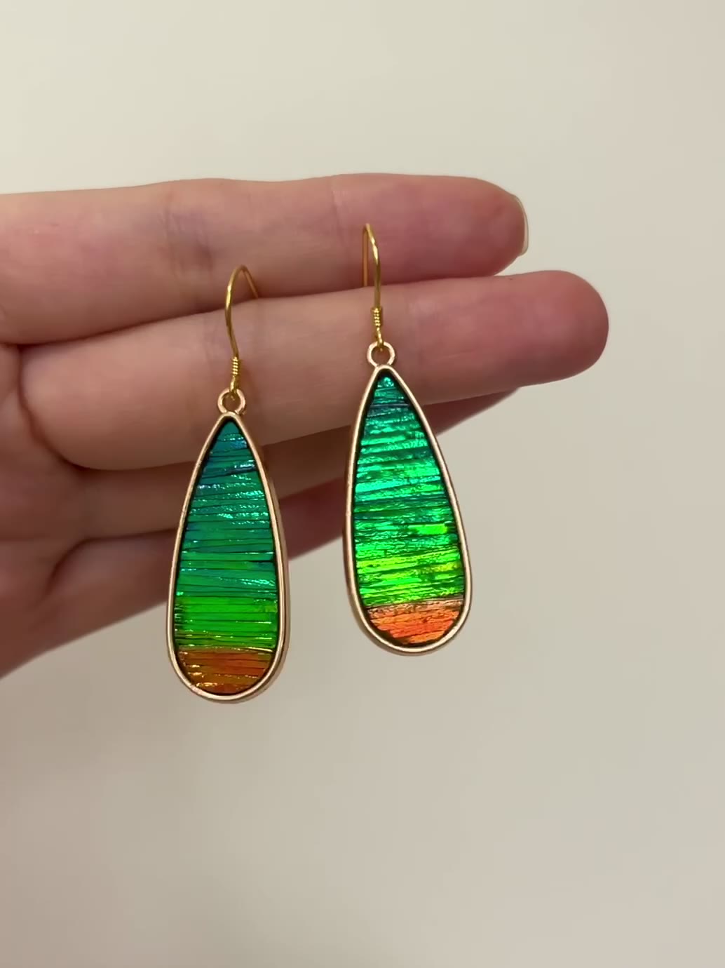 Pendientes de alas de escarabajo joya en verde esmeralda