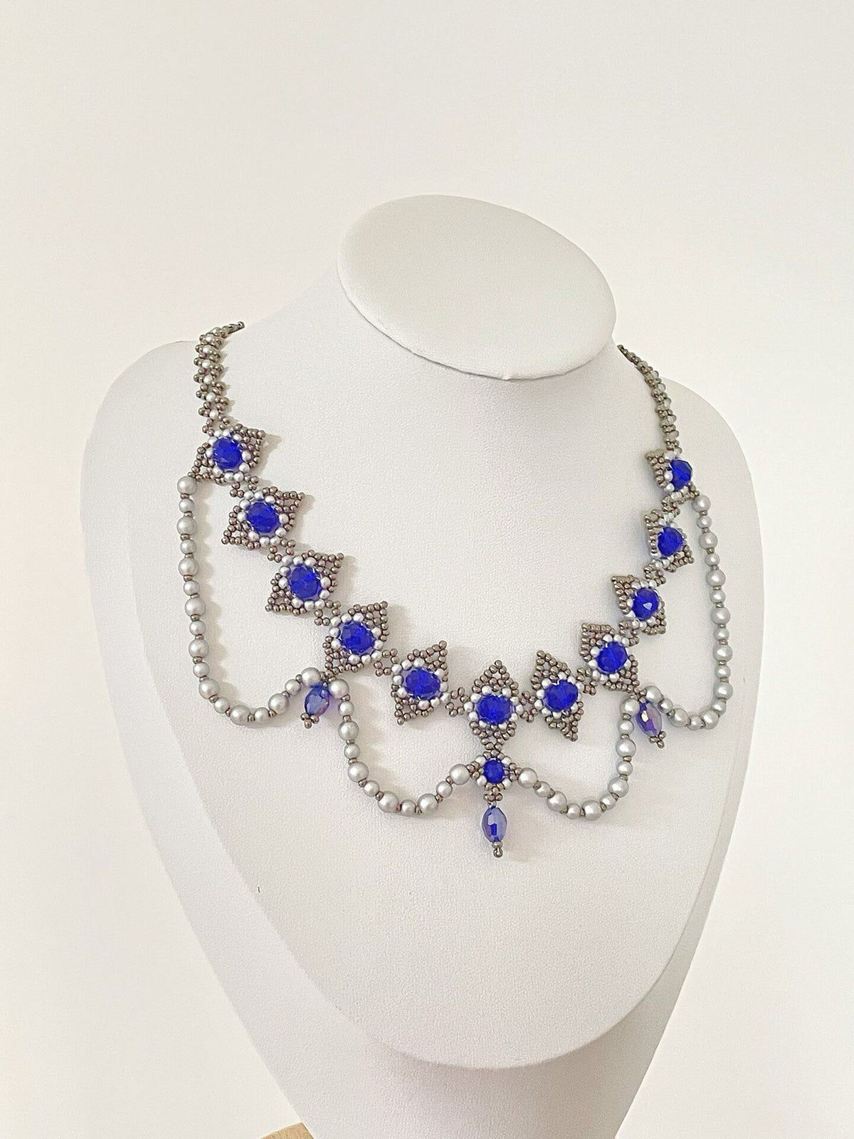 Collar pechera artesanal de cuentas azul plata y blanco