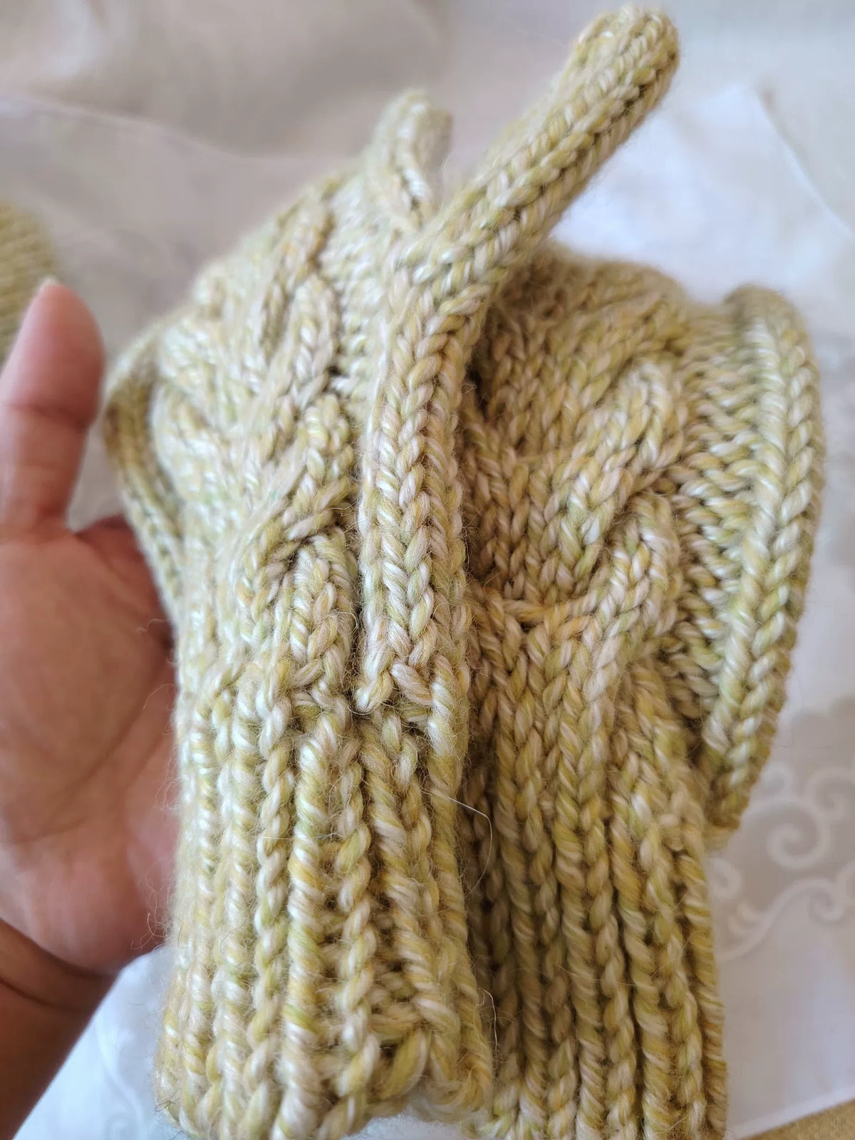 Handgestrickte Wollfächer mit Zopfmuster