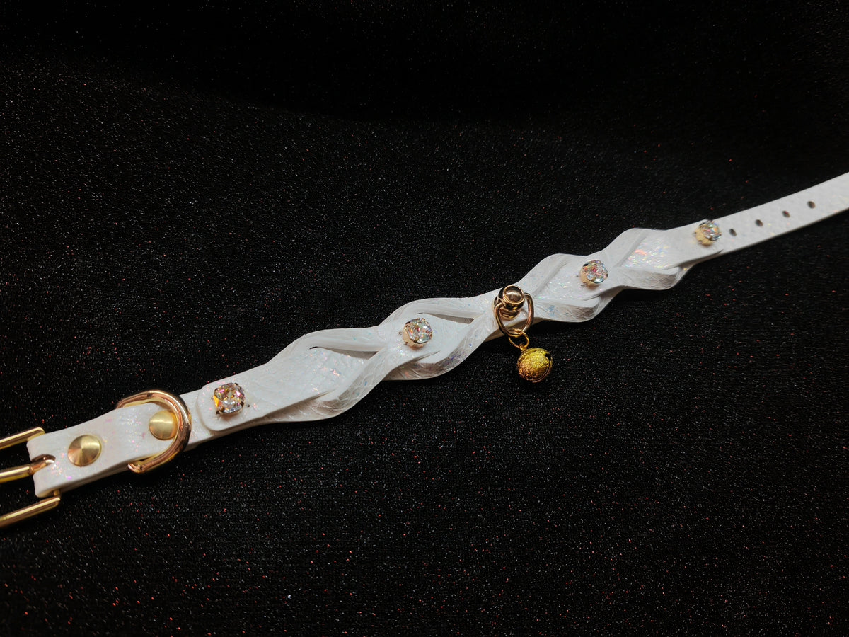 Collare intrecciato bianco iridescente con pelle di serpente