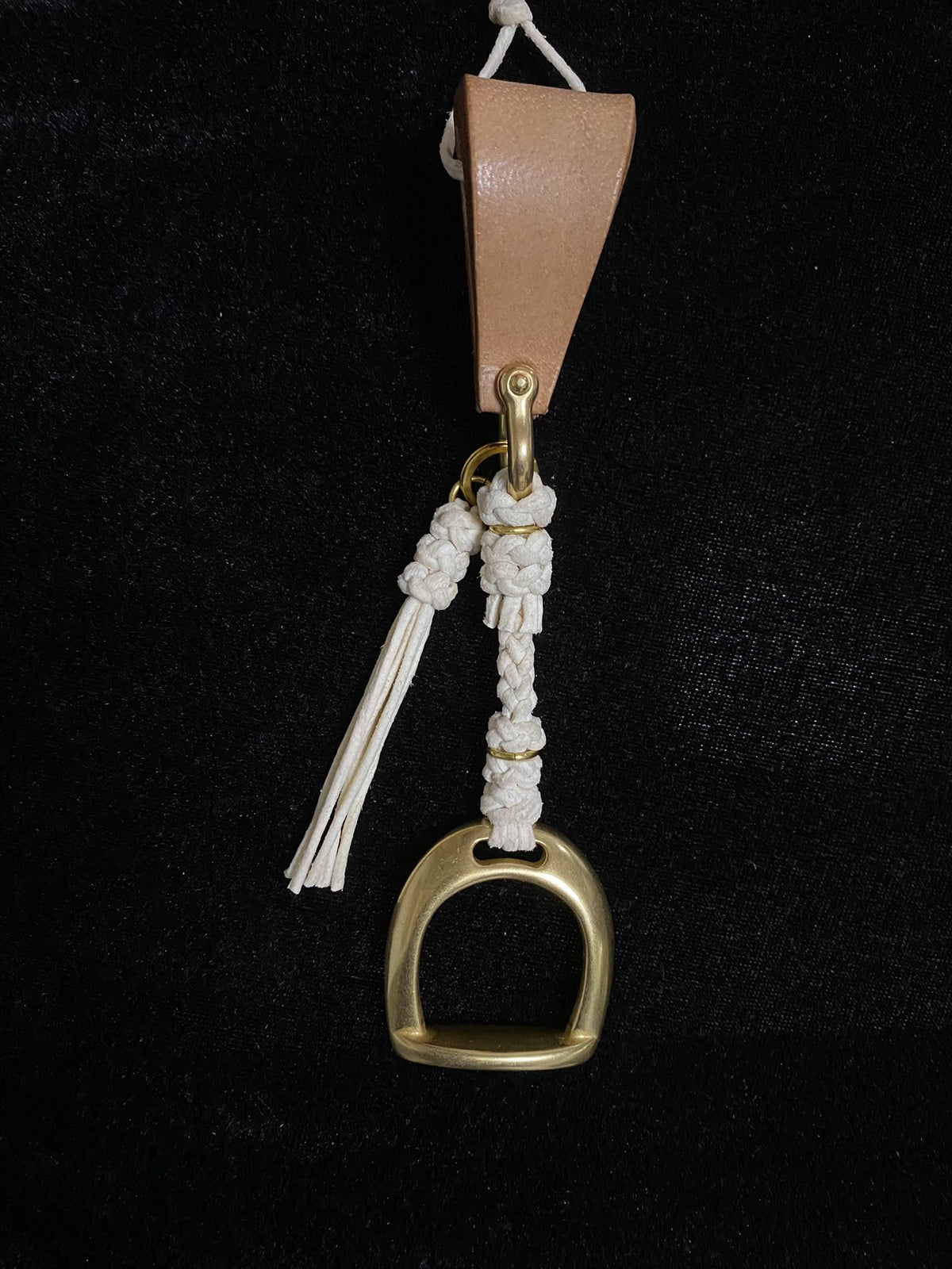 Cordón de piel de oveja tejido a mano con estribo de cobre