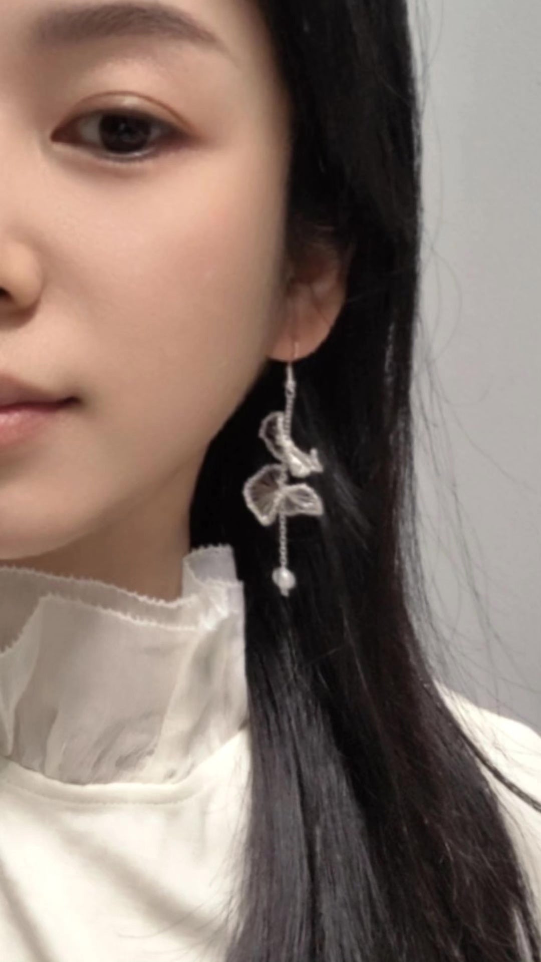 Boucles d'oreilles pendantes en fil métallique et perles crochetées à la main