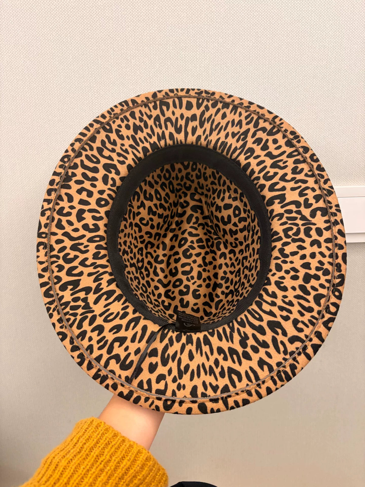 Cappello a tesa larga con stampa leopardo marrone