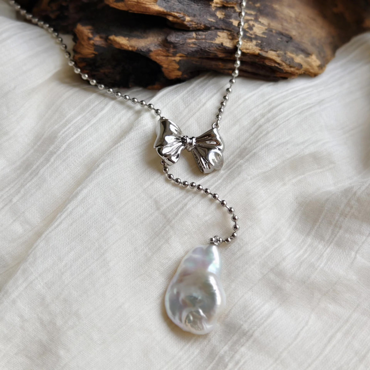Collana con fiocco in rame regolabile e perla iridescente