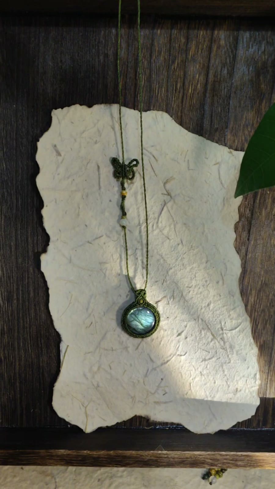 Collier en macramé à cordon vert et labradorite verte